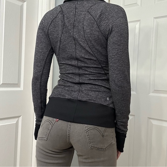 Lululemon Sweatshirt Pullover Top Gray Black Gym Athletic Runderful Size 4 Small - Picture 2 of 7